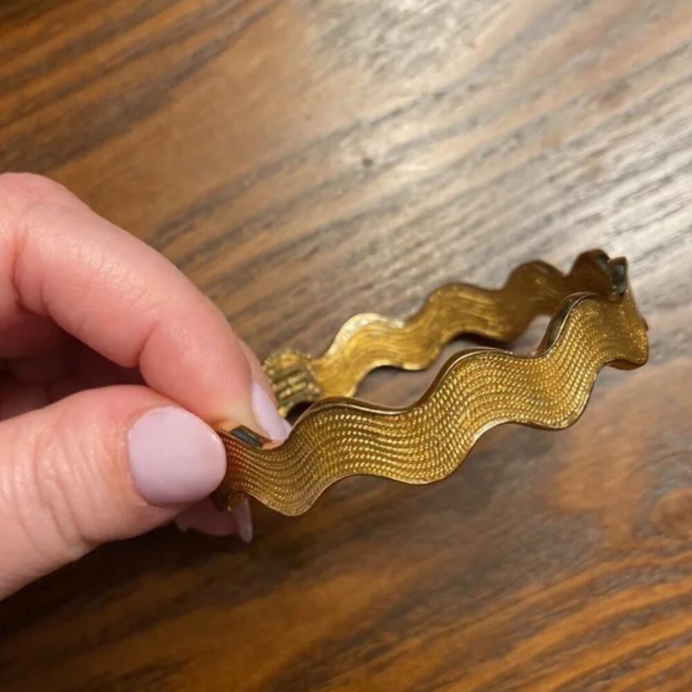 Kate Spade “Ric Rac” Gold Enamel Gold Bangle - Picture 5 of 5